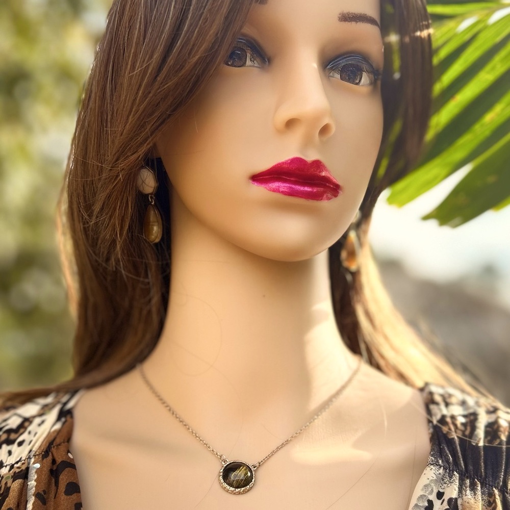 Brand unknown. Gold chain adjustable with round Tiger eye. Accessorize!
